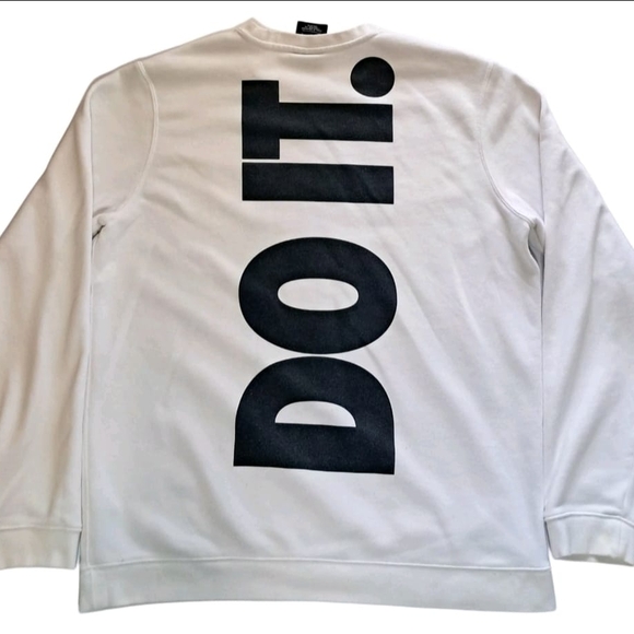 Nike Y2K Men's White and Black Crewneck Sweater - Picture 2 of 3